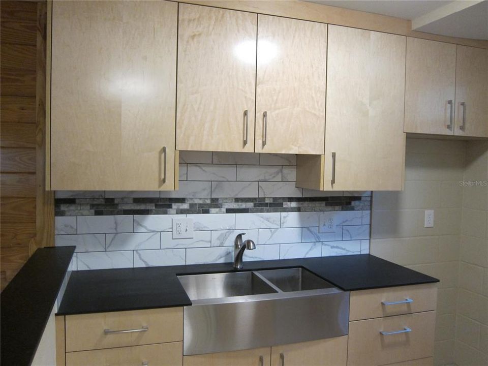 For Rent: $1,100 (2 beds, 1 baths, 713 Square Feet)