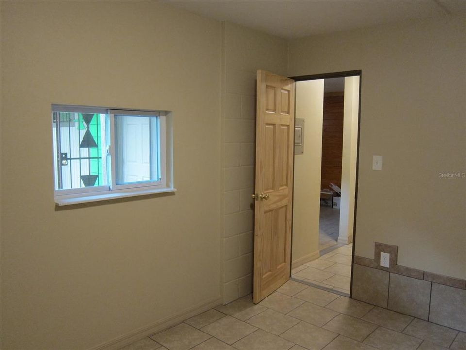 For Rent: $1,100 (2 beds, 1 baths, 713 Square Feet)