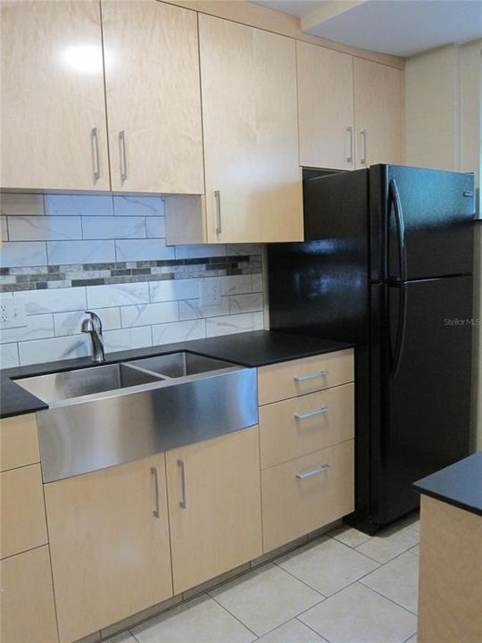 For Rent: $1,100 (2 beds, 1 baths, 713 Square Feet)