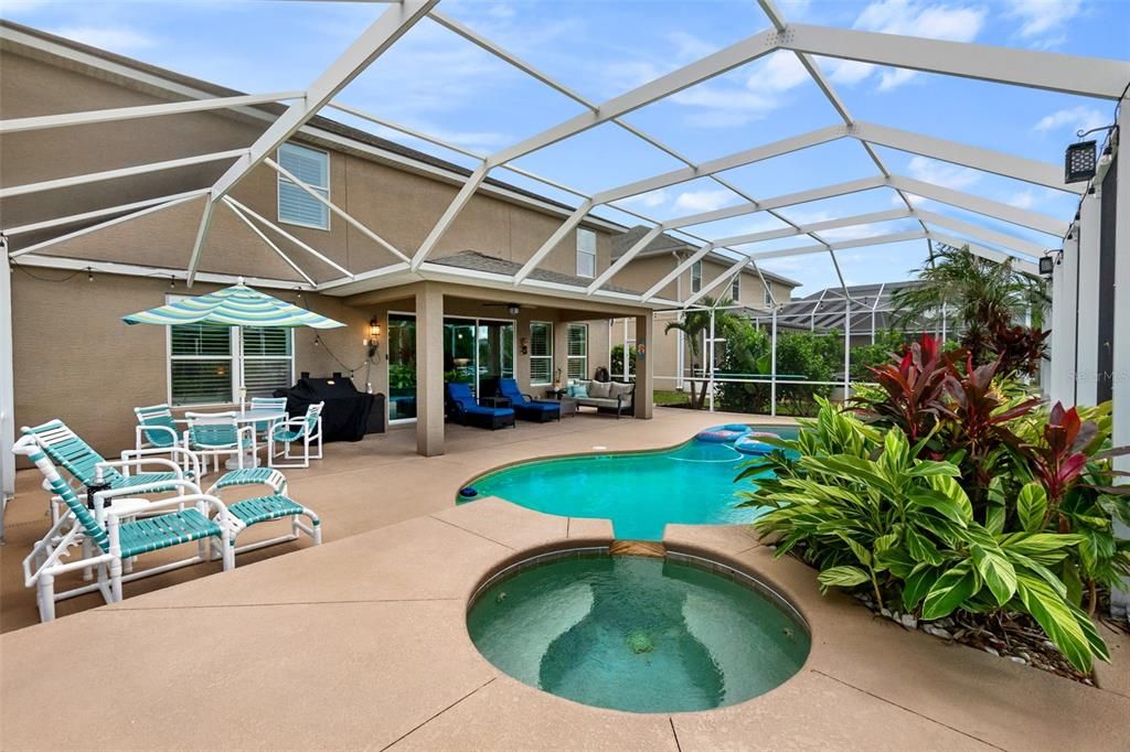 Pool & Heated Jacuzzi