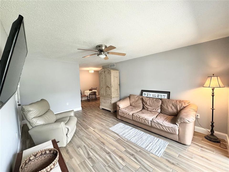 For Sale: $166,000 (1 beds, 1 baths, 697 Square Feet)