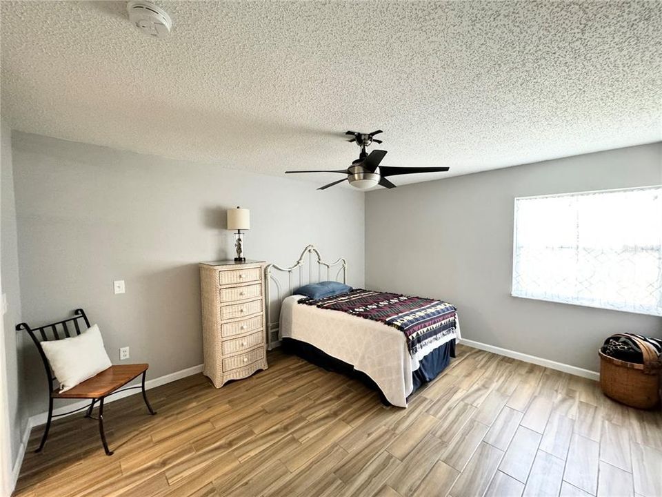 For Sale: $166,000 (1 beds, 1 baths, 697 Square Feet)