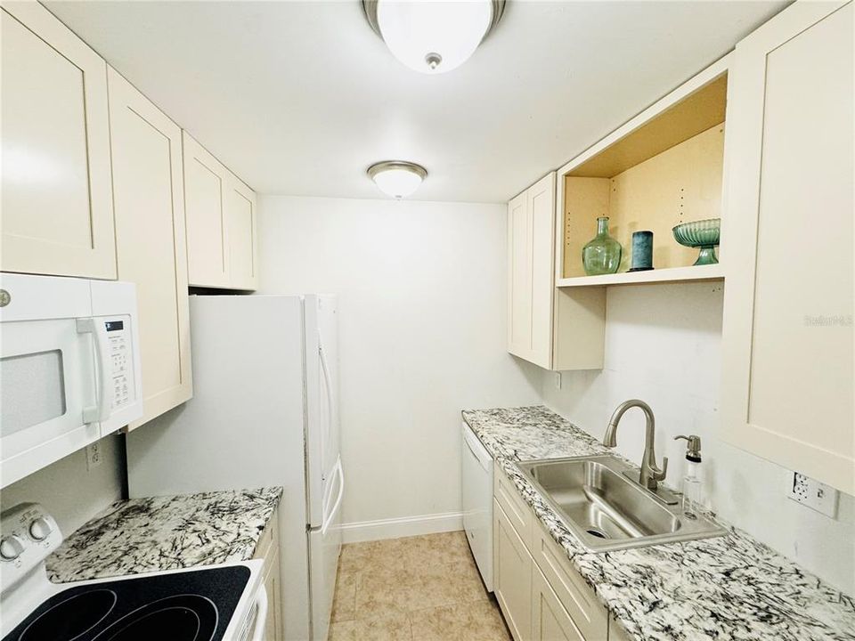 For Sale: $166,000 (1 beds, 1 baths, 697 Square Feet)