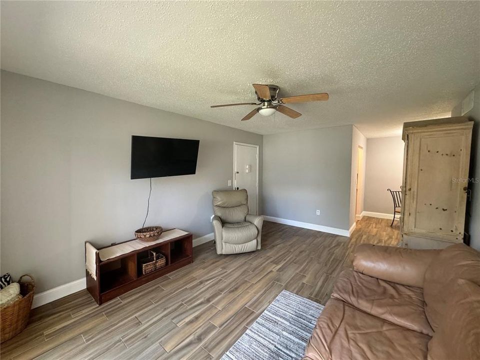 For Sale: $166,000 (1 beds, 1 baths, 697 Square Feet)