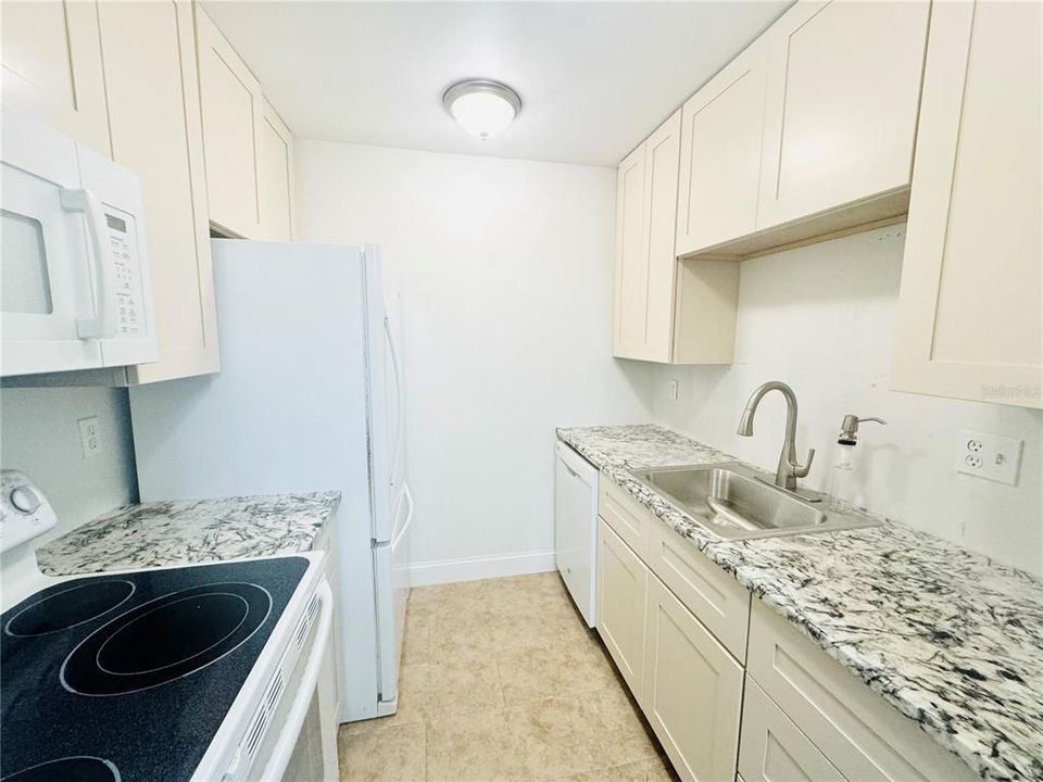 For Sale: $166,000 (1 beds, 1 baths, 697 Square Feet)