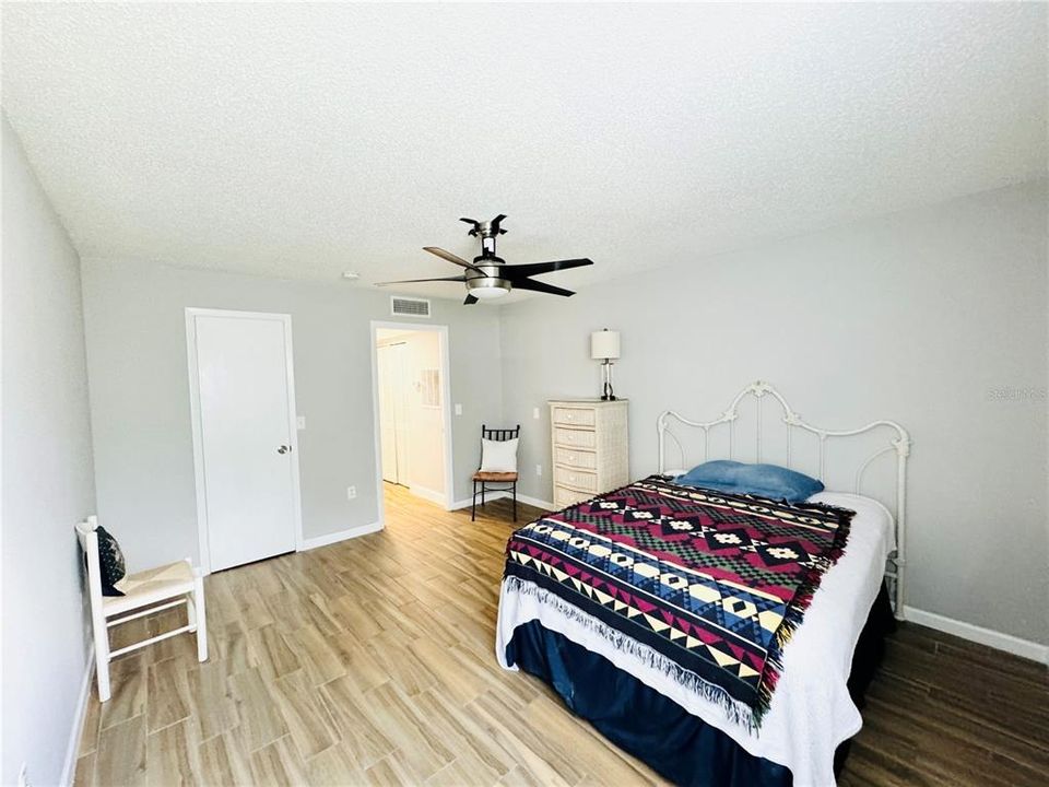 For Sale: $166,000 (1 beds, 1 baths, 697 Square Feet)