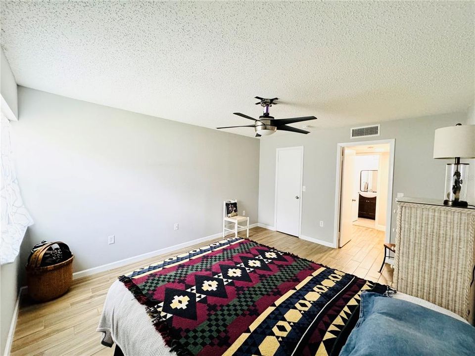 For Sale: $166,000 (1 beds, 1 baths, 697 Square Feet)