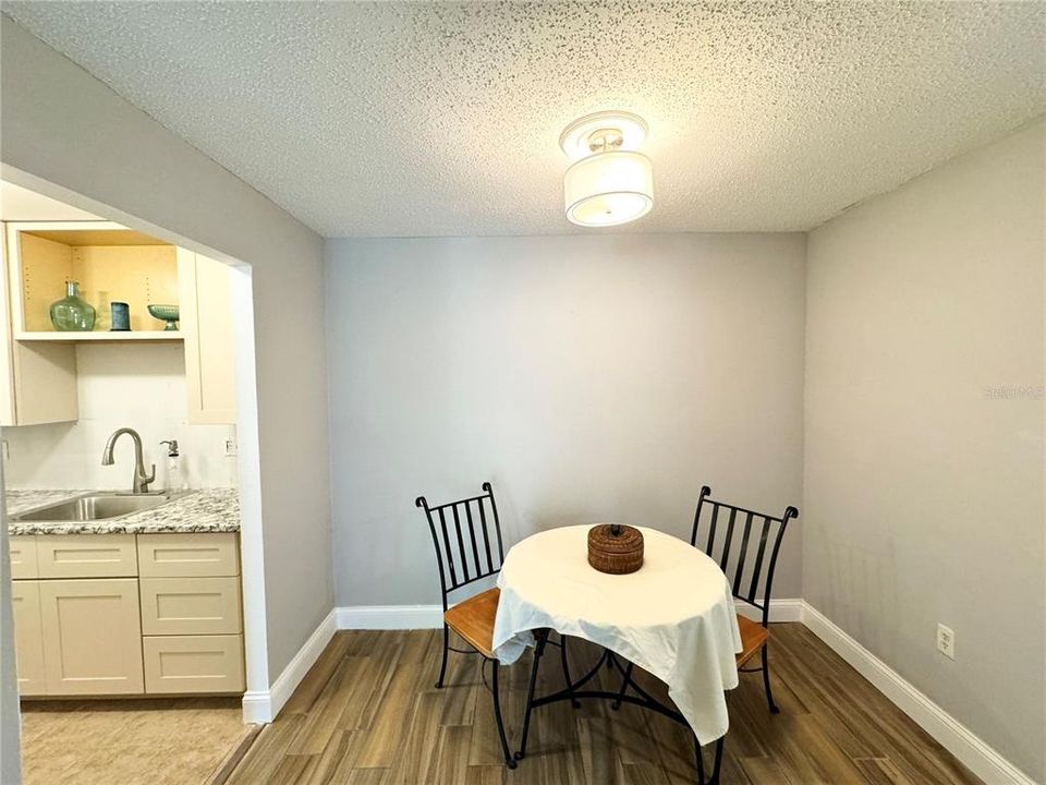 For Sale: $166,000 (1 beds, 1 baths, 697 Square Feet)