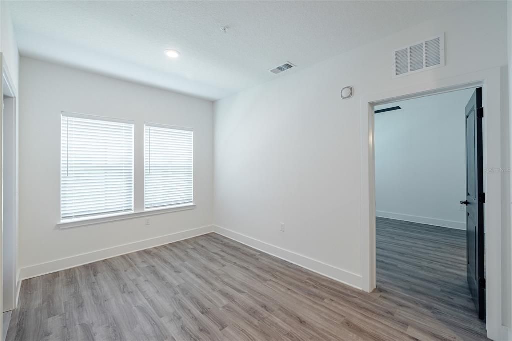 For Rent: $2,429 (1 beds, 1 baths, 1005 Square Feet)