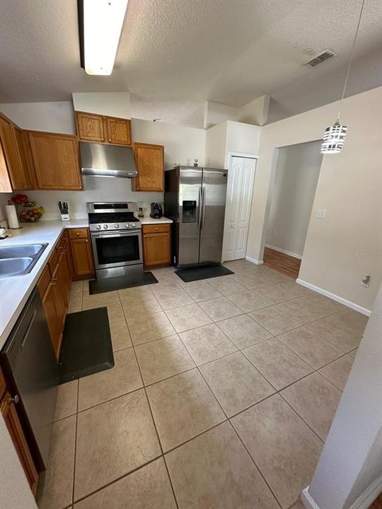 For Rent: $2,600 (3 beds, 2 baths, 1835 Square Feet)