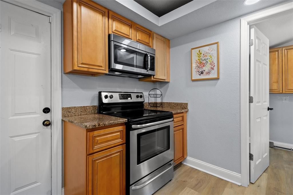 For Sale: $350,000 (2 beds, 1 baths, 959 Square Feet)