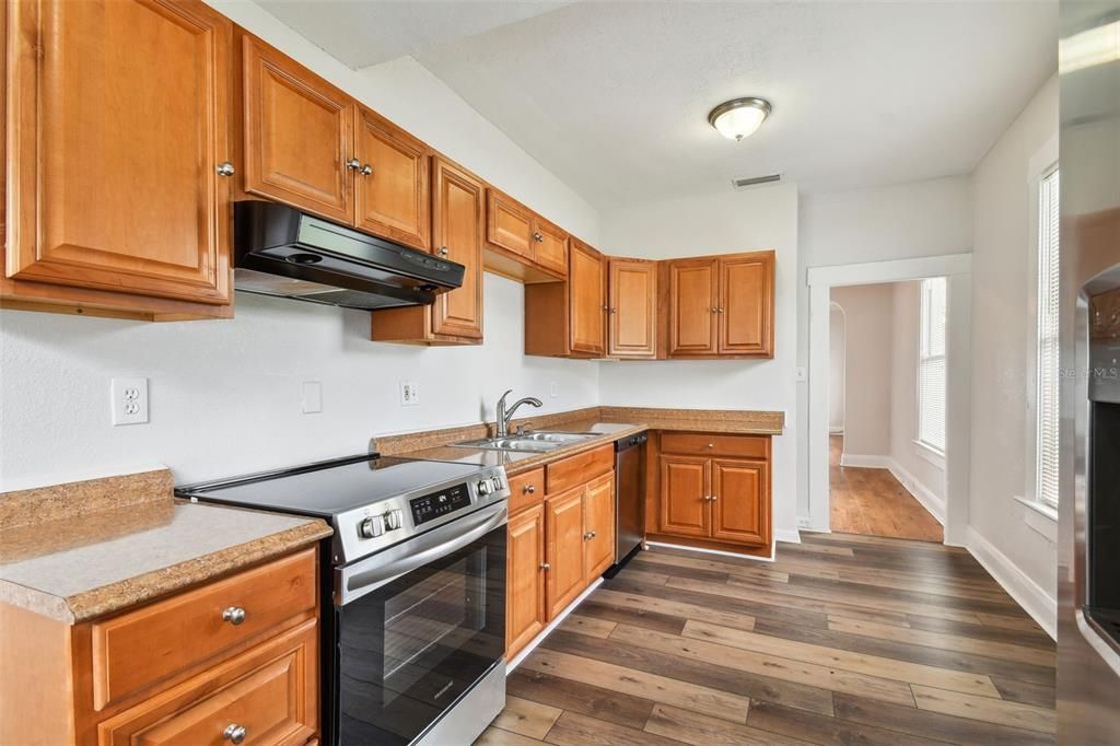 Active With Contract: $2,100 (3 beds, 1 baths, 1002 Square Feet)