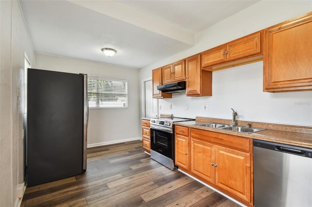 Active With Contract: $2,100 (3 beds, 1 baths, 1002 Square Feet)