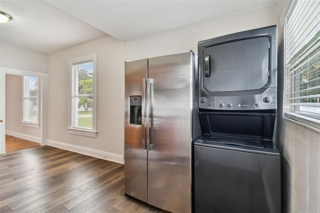 Active With Contract: $2,100 (3 beds, 1 baths, 1002 Square Feet)