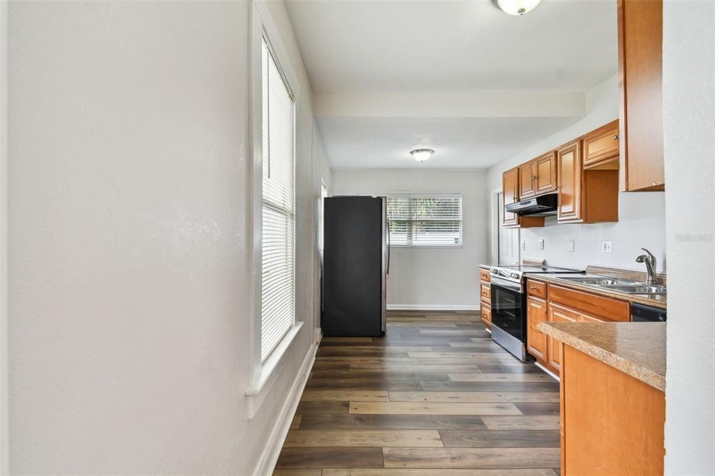 Active With Contract: $2,100 (3 beds, 1 baths, 1002 Square Feet)