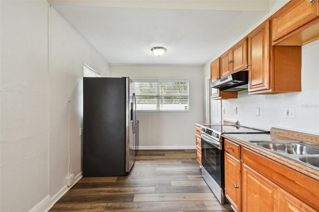 Active With Contract: $2,100 (3 beds, 1 baths, 1002 Square Feet)