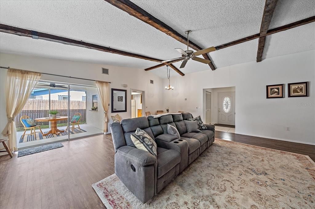 Active With Contract: $424,900 (3 beds, 2 baths, 1500 Square Feet)