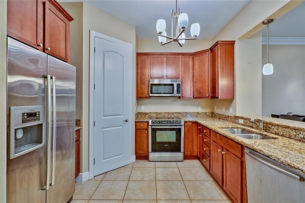 For Sale: $299,900 (2 beds, 2 baths, 1098 Square Feet)