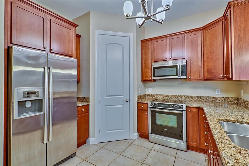 For Sale: $299,900 (2 beds, 2 baths, 1098 Square Feet)