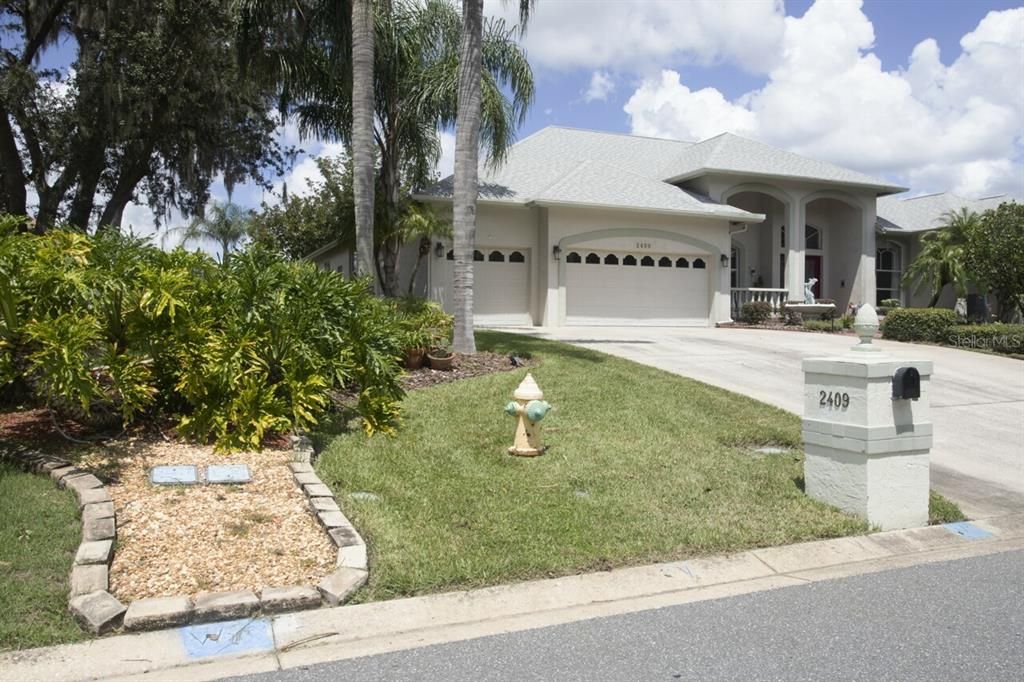 Side Front view from Street (water hydrant & mail box)