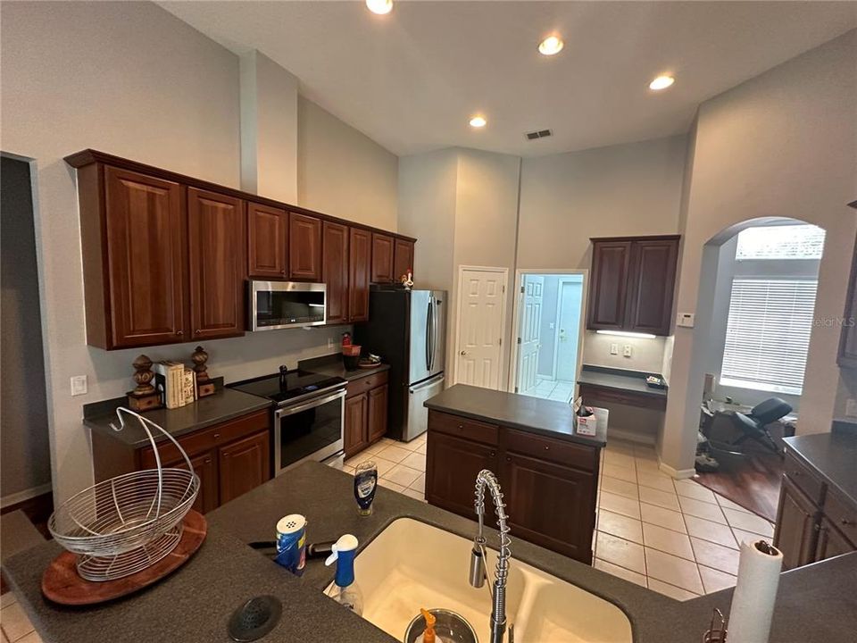 For Rent: $3,040 (4 beds, 3 baths, 2679 Square Feet)