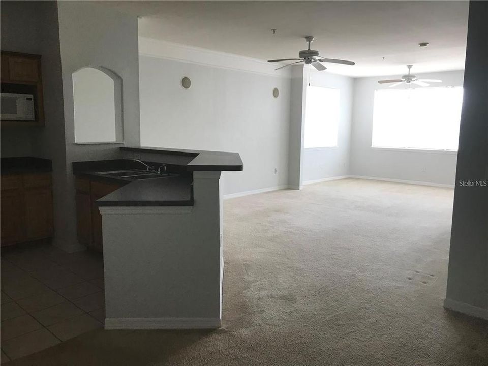 Active With Contract: $1,450 (1 beds, 1 baths, 945 Square Feet)