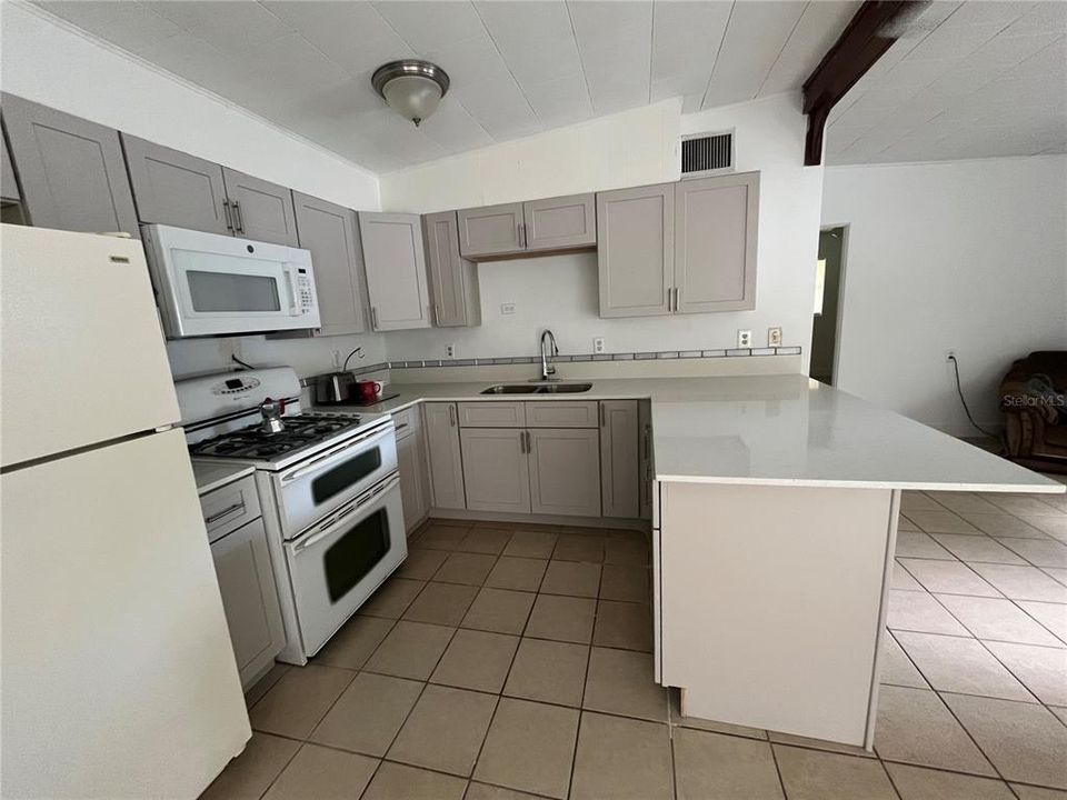 For Rent: $1,799 (2 beds, 1 baths, 893 Square Feet)