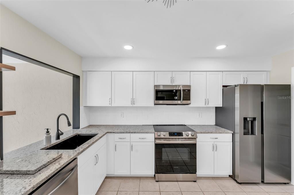 Kitchen with Side by Side with water and ice dispenser