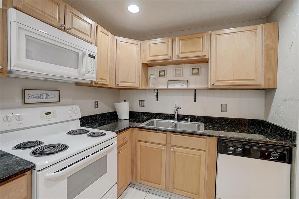 For Sale: $269,000 (2 beds, 1 baths, 930 Square Feet)