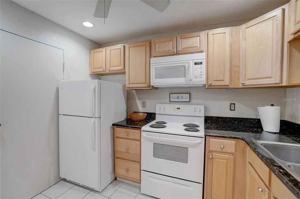 For Sale: $269,000 (2 beds, 1 baths, 930 Square Feet)