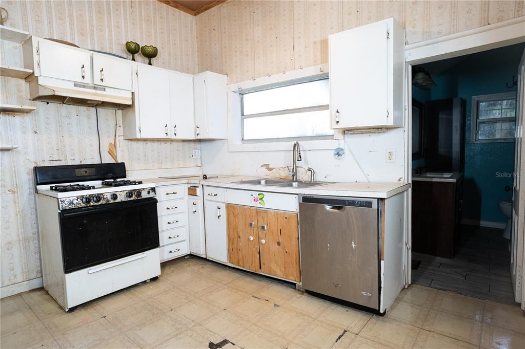 Active With Contract: $135,000 (3 beds, 1 baths, 1006 Square Feet)