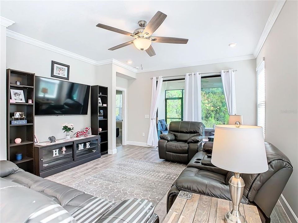 For Sale: $378,400 (2 beds, 2 baths, 1703 Square Feet)