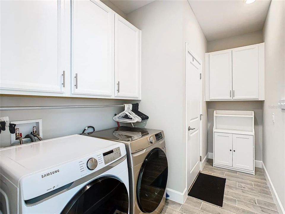 For Sale: $378,400 (2 beds, 2 baths, 1703 Square Feet)