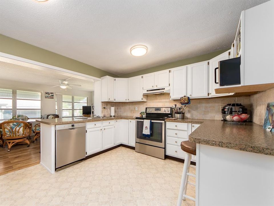 For Sale: $339,900 (2 beds, 1 baths, 1034 Square Feet)