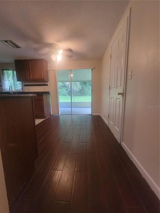 For Sale: $169,000 (2 beds, 1 baths, 924 Square Feet)