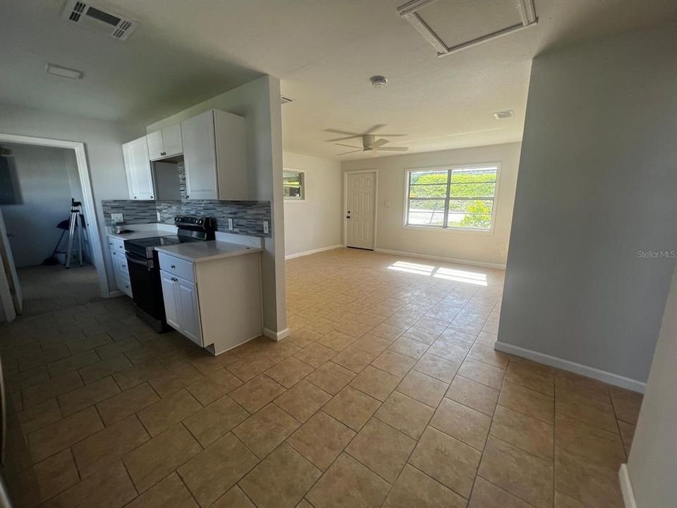 Active With Contract: $1,750 (3 beds, 1 baths, 1000 Square Feet)