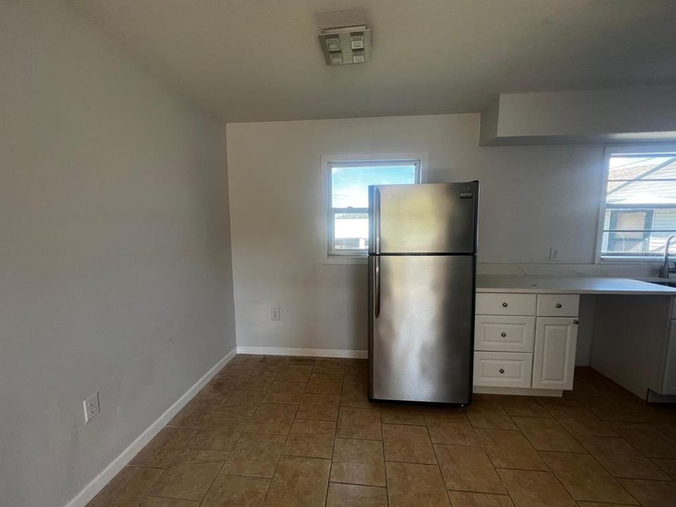 Active With Contract: $1,750 (3 beds, 1 baths, 1000 Square Feet)