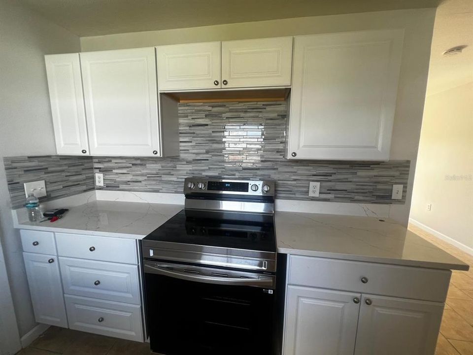 Active With Contract: $1,750 (3 beds, 1 baths, 1000 Square Feet)