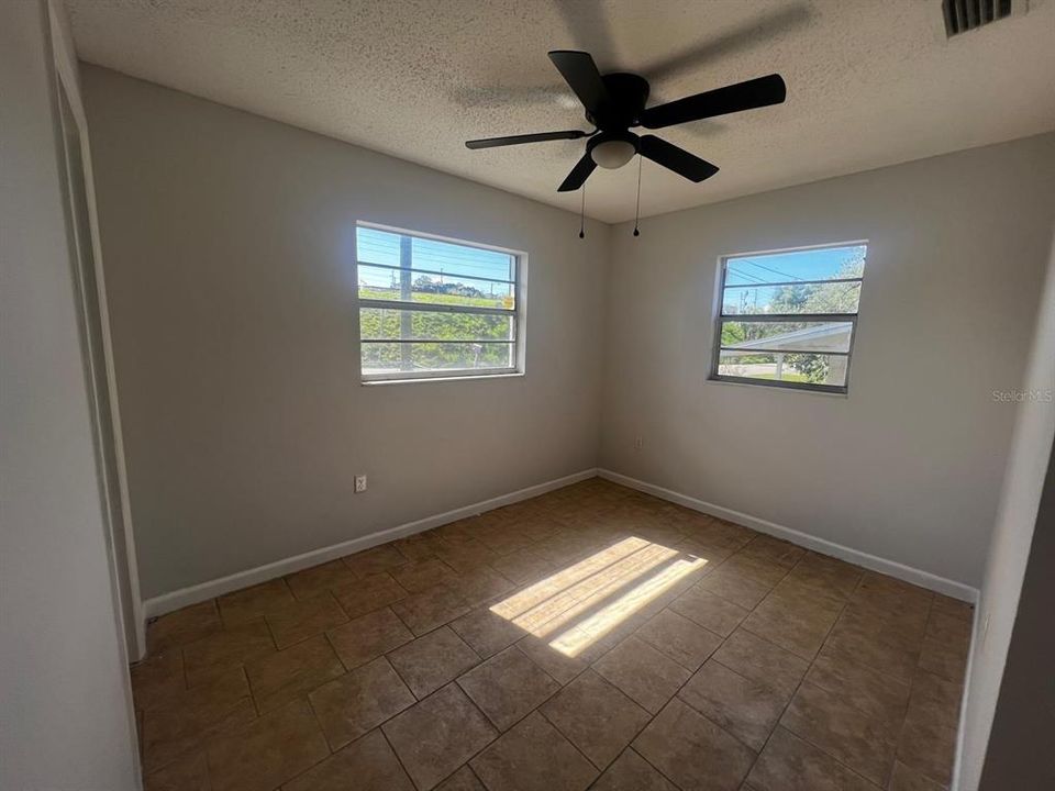 Active With Contract: $1,750 (3 beds, 1 baths, 1000 Square Feet)