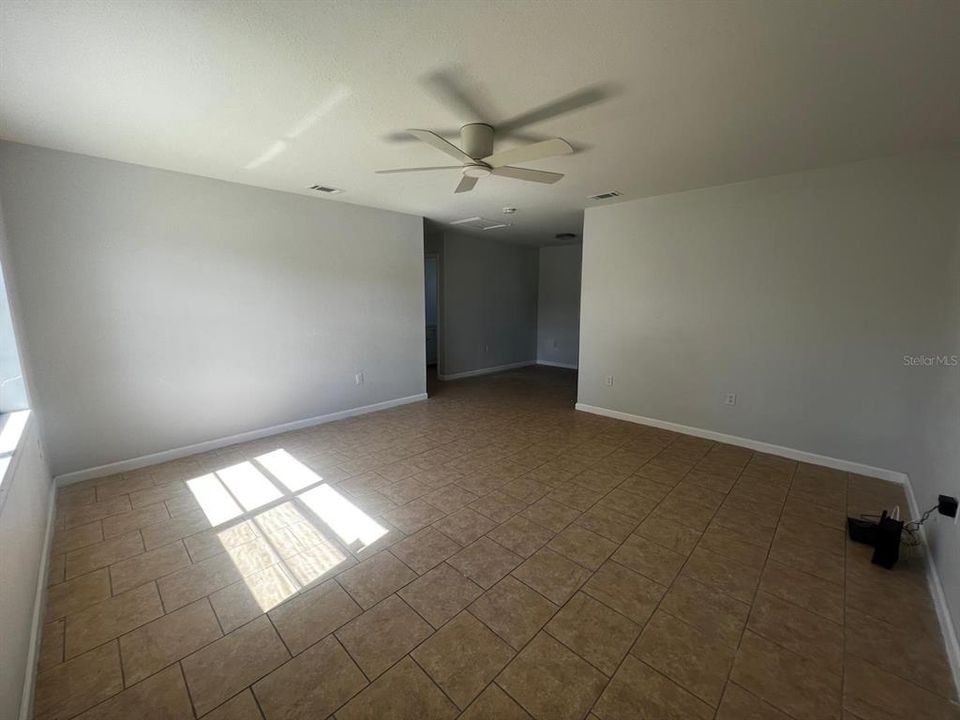 Active With Contract: $1,750 (3 beds, 1 baths, 1000 Square Feet)