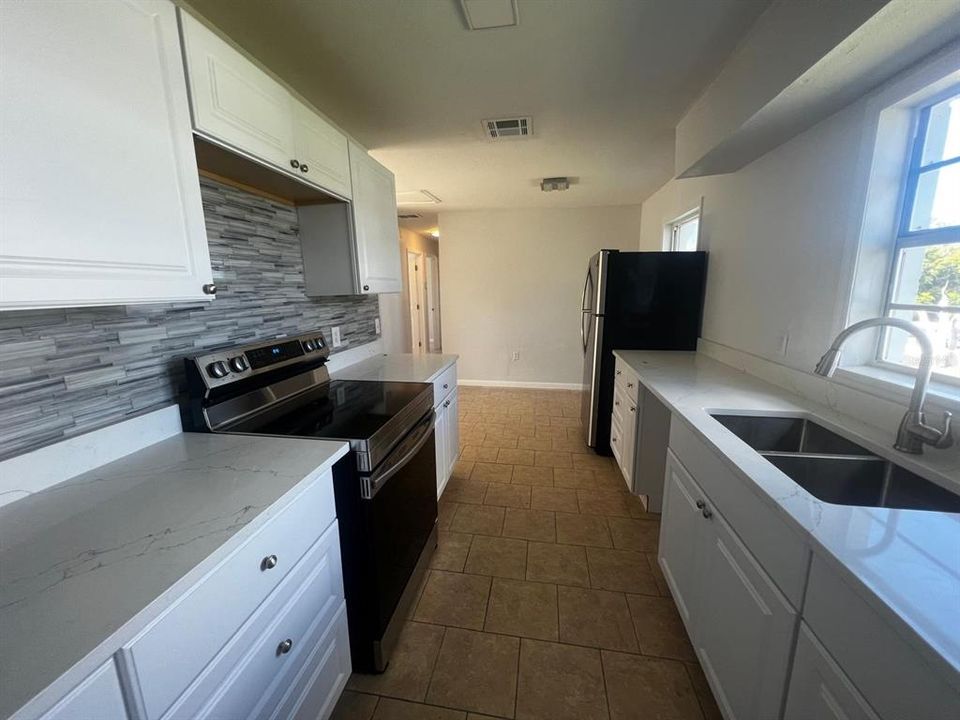 Active With Contract: $1,750 (3 beds, 1 baths, 1000 Square Feet)