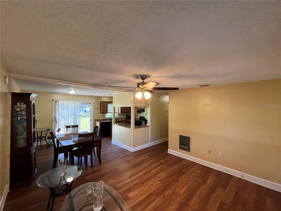 For Sale: $235,500 (3 beds, 2 baths, 1140 Square Feet)