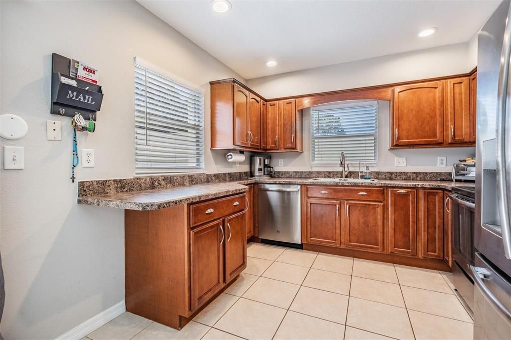 Active With Contract: $315,000 (3 beds, 2 baths, 1405 Square Feet)