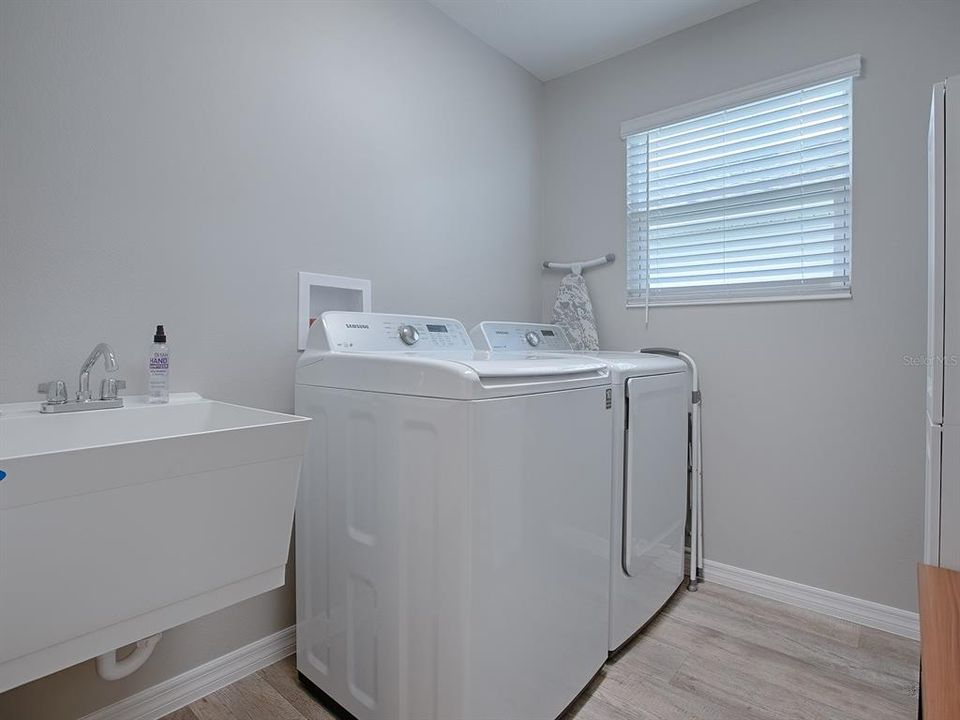 Interior Laundry with wash tub