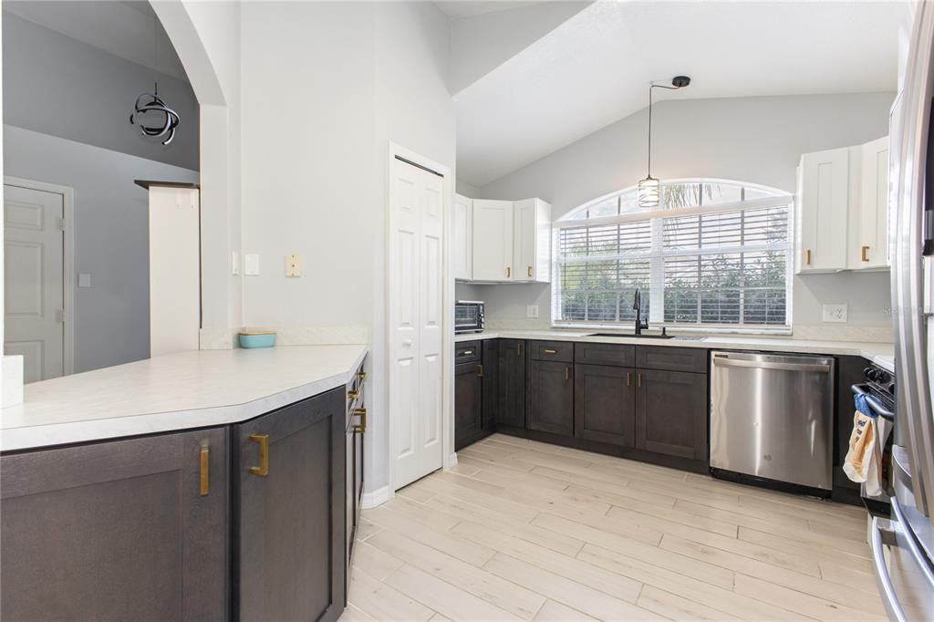 Active With Contract: $349,900 (3 beds, 2 baths, 1624 Square Feet)