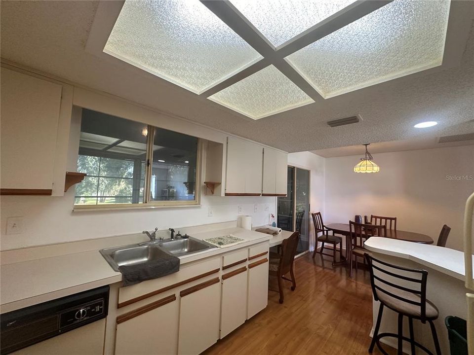 For Sale: $179,888 (2 beds, 2 baths, 1000 Square Feet)