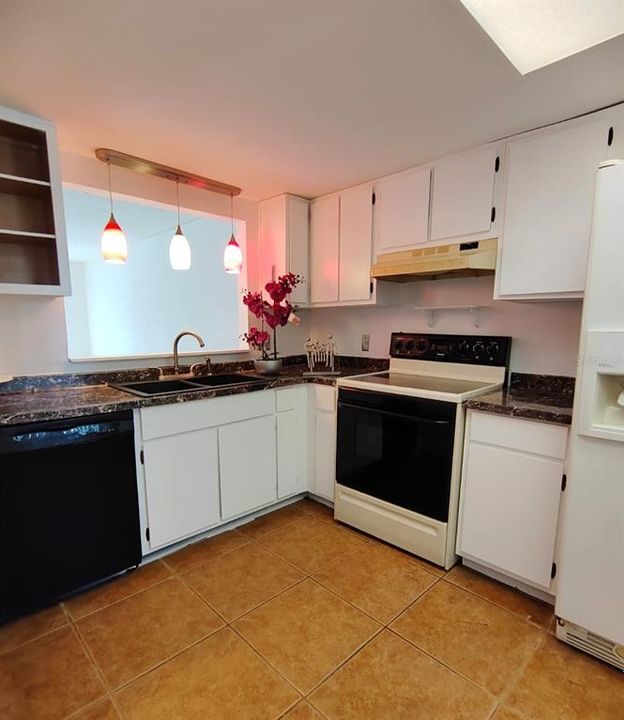 For Sale: $169,000 (2 beds, 2 baths, 1068 Square Feet)