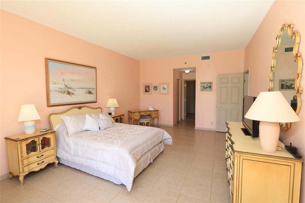 For Sale: $499,900 (2 beds, 2 baths, 1717 Square Feet)