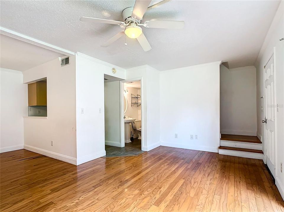 For Rent: $1,900 (2 beds, 1 baths, 853 Square Feet)