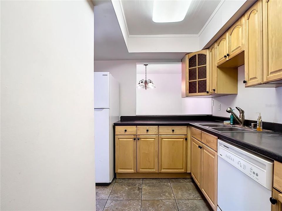 For Rent: $1,900 (2 beds, 1 baths, 853 Square Feet)